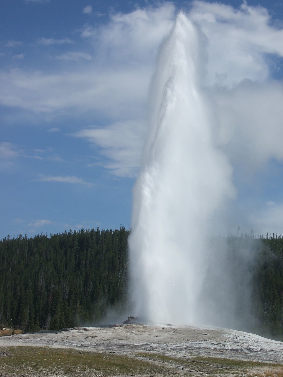 yellowstone old faithful geyser free photo