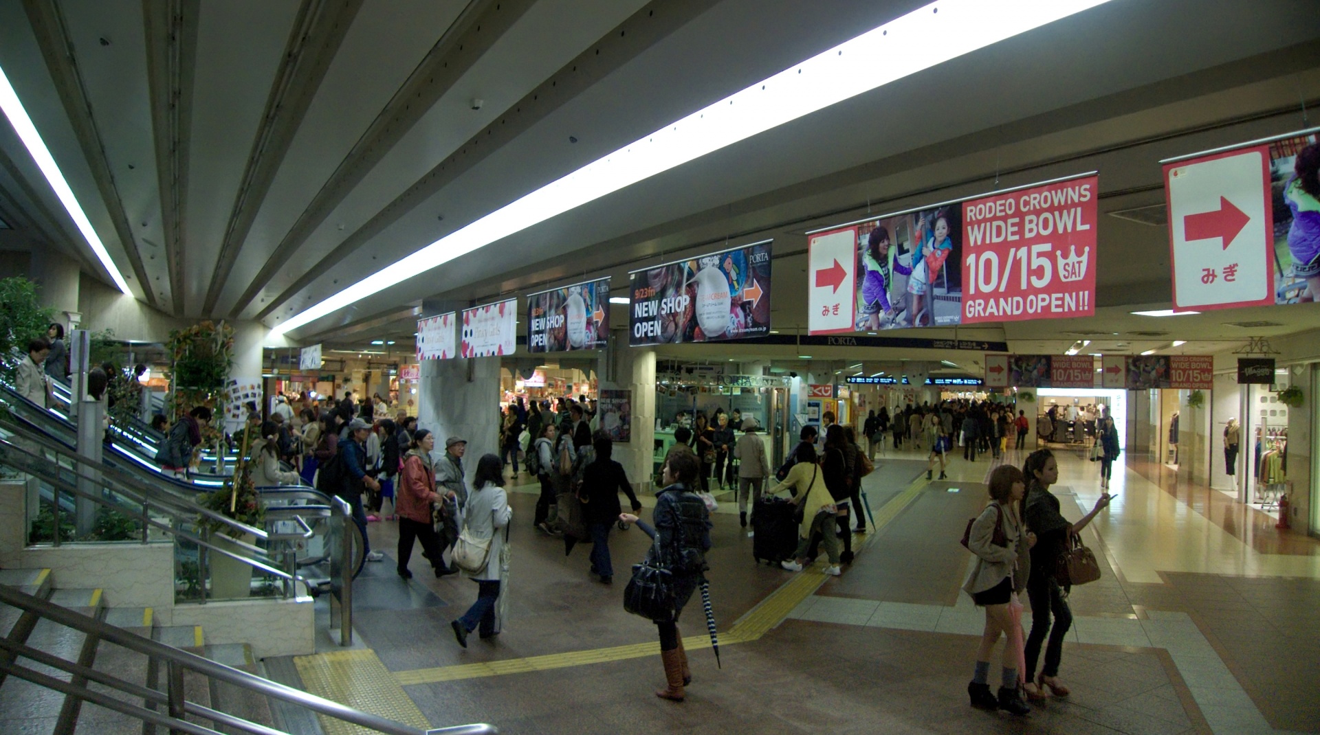 yokohama japan railway station free photo