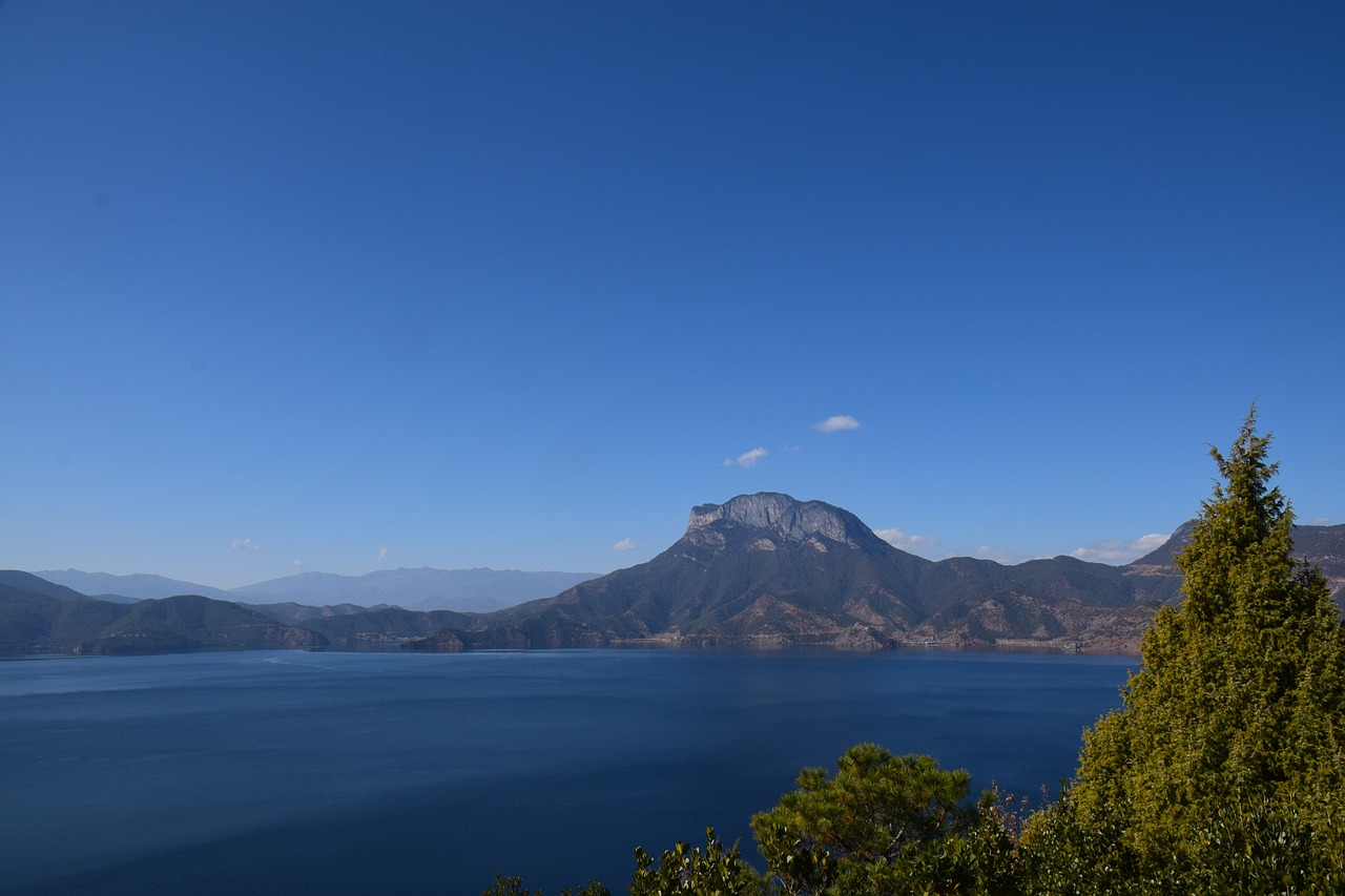 yunnan lijiang lugu lake lake view free photo