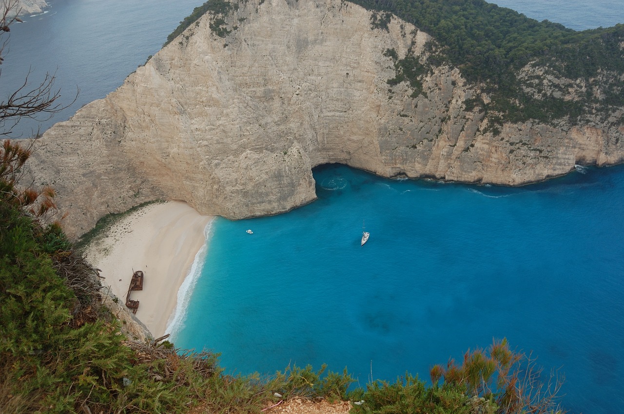 zdzis  cove  wrecks free photo