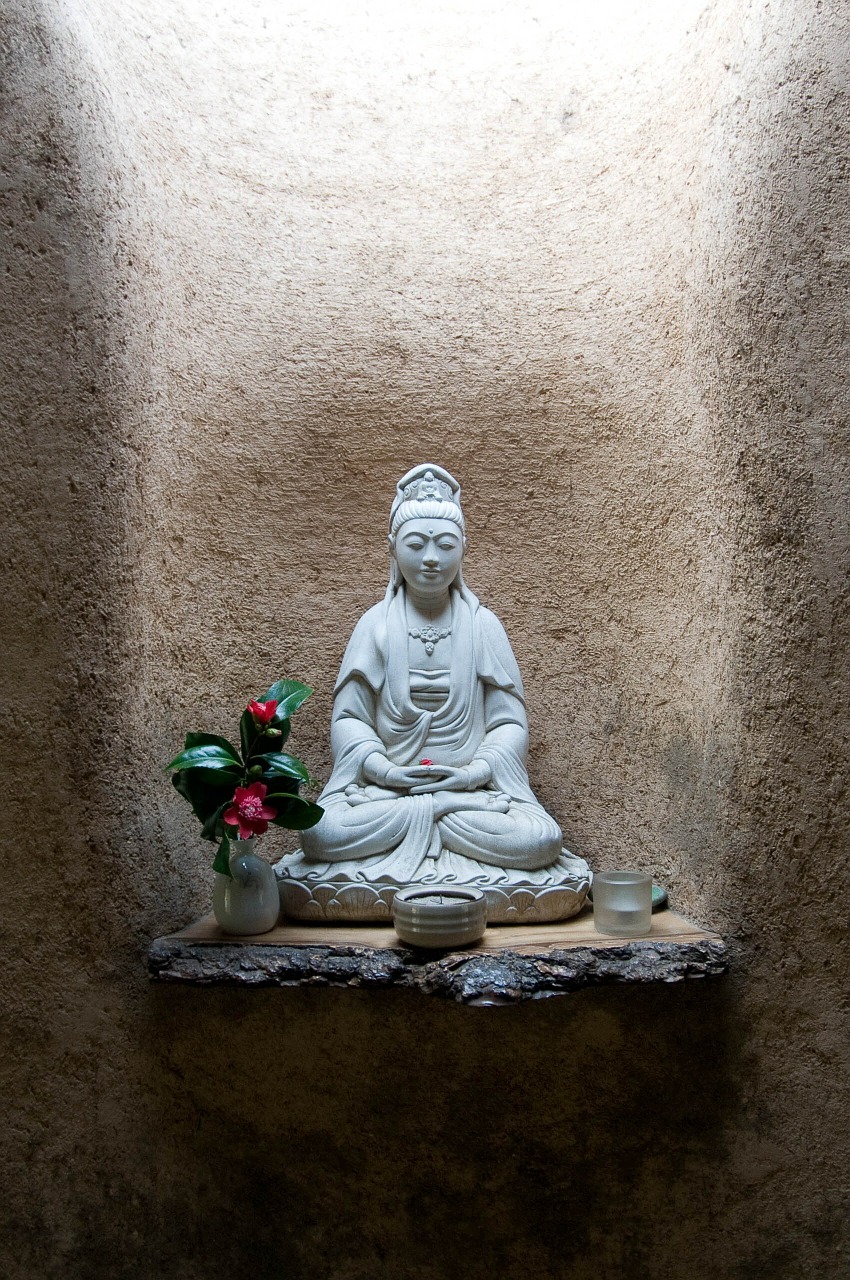 zen meditation statue free photo