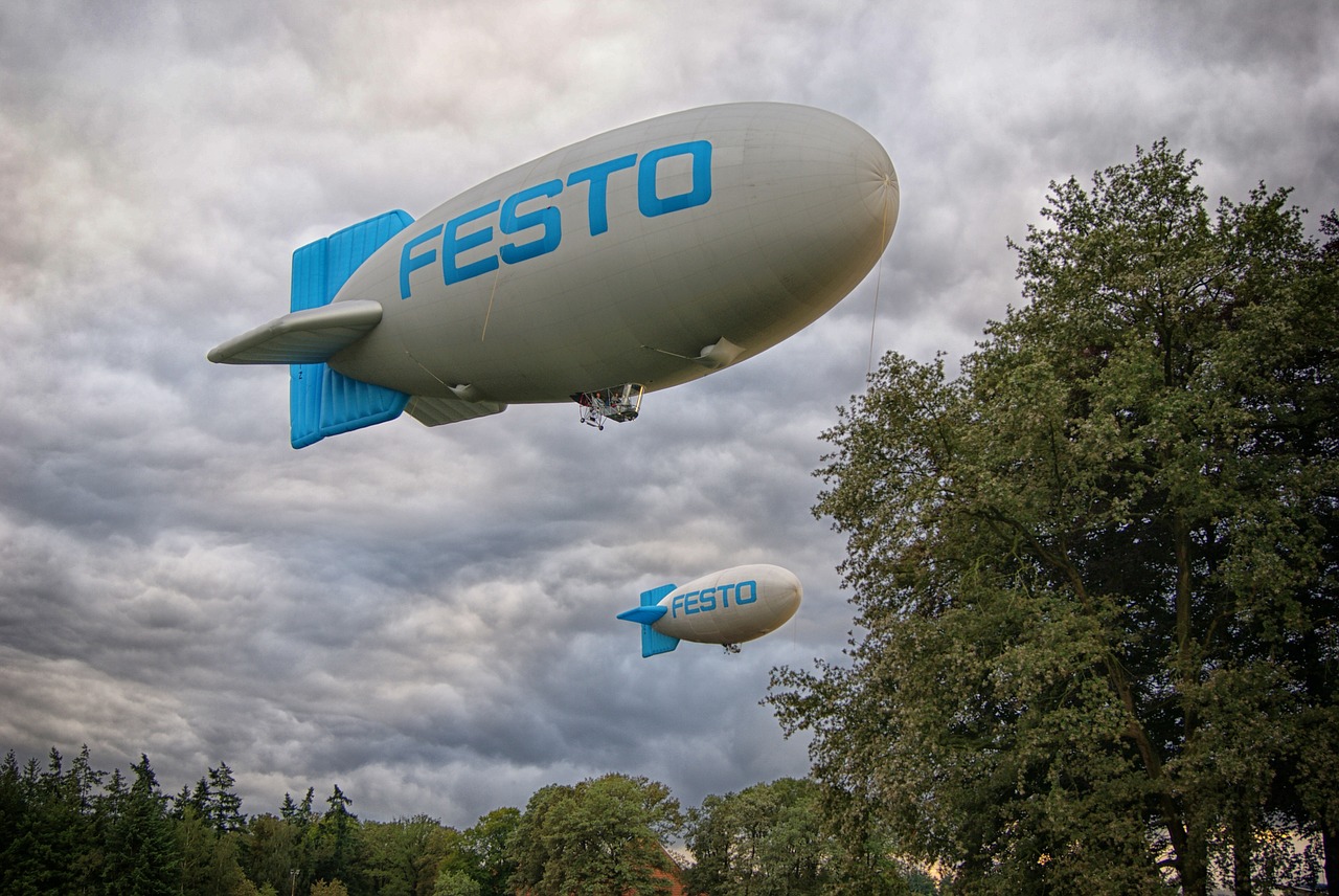 zeppelin fly boating free photo