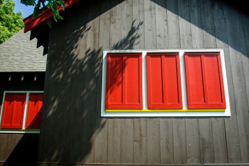 5 Windows In Red