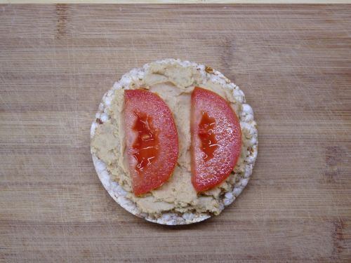 a sandwich tomato hummus