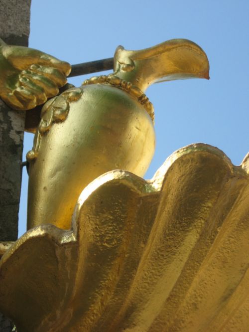 aachen fountain gold