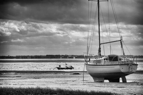 abandoned boat b w