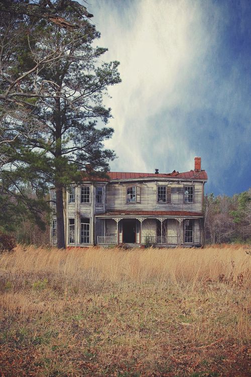 abandoned house building