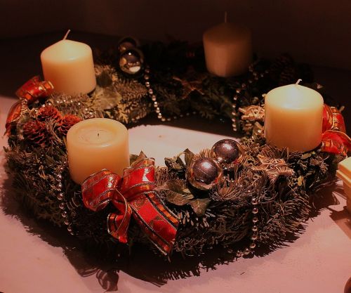 advent wreath holiday candlelight