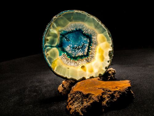 agate slice blue close