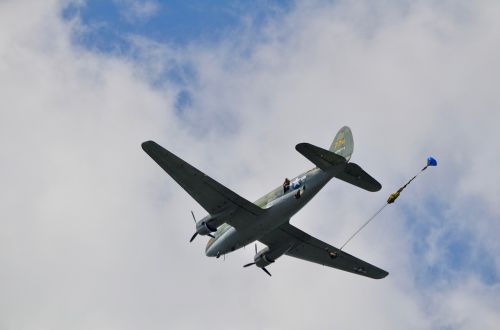 airplane parachute airshow