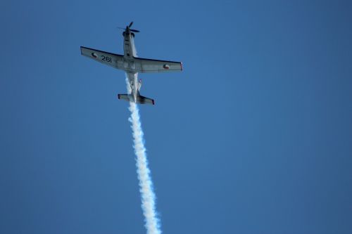 airplane airshow smoke