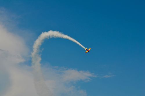 airshow airplane smoke