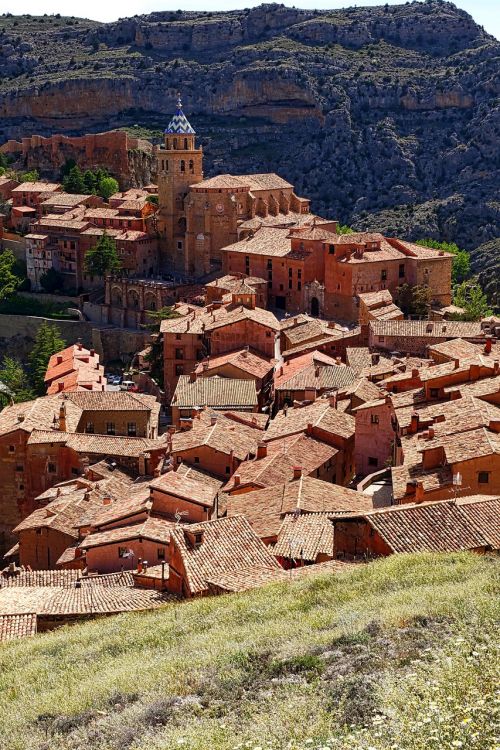 albarracin village valley