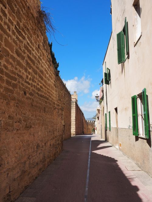 alcúdia city wall road