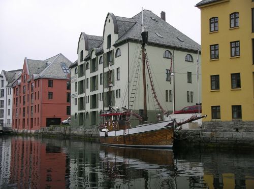 alensund channels wooden boat