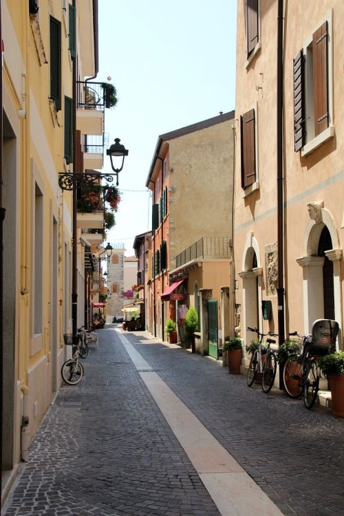 alley italy old town