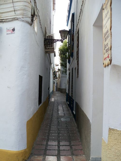 alley narrow marbella