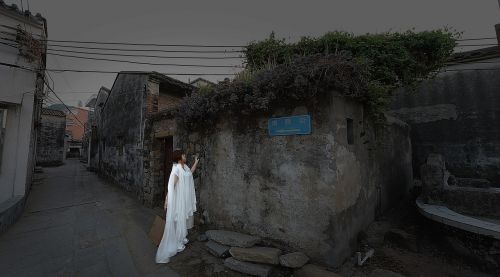 alley woman the old house