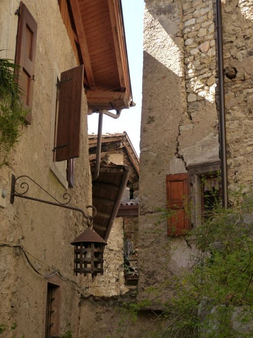 alley houses gorge homes