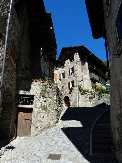 alley houses gorge medieval village