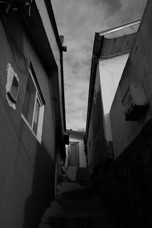 ally  alley  narrow