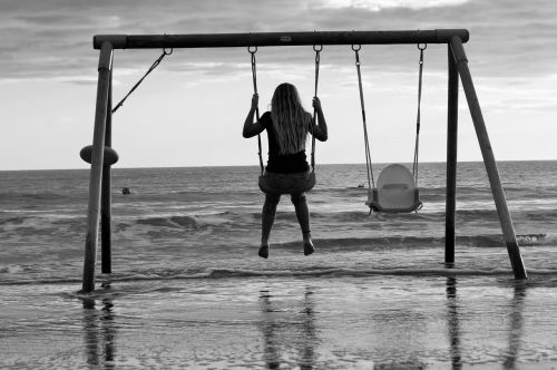 altalenando on the water swing