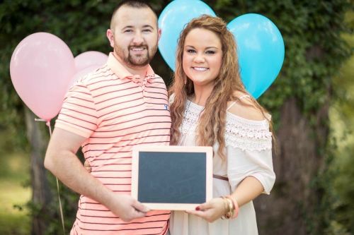 pregnancy announcement couple