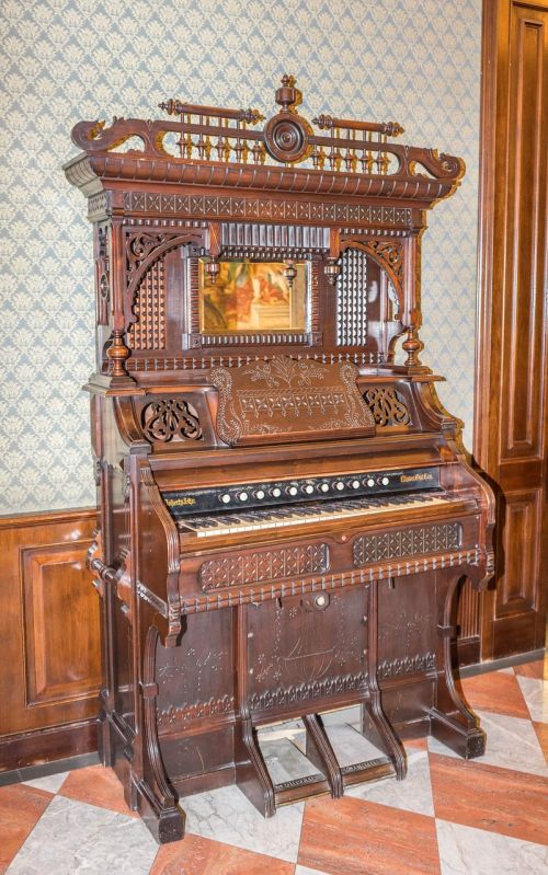 antique piano hotel astoria italy
