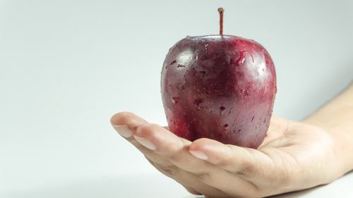 apple hand holding