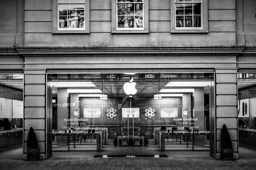 apple  store  black and white