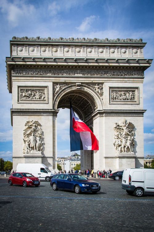 arc de triomphe paris flag
