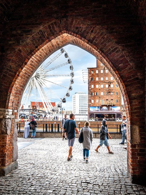 arch  ferris wheel  city