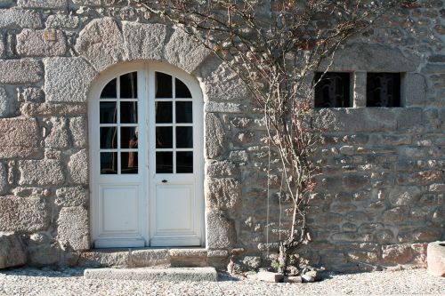 arched door stone wall