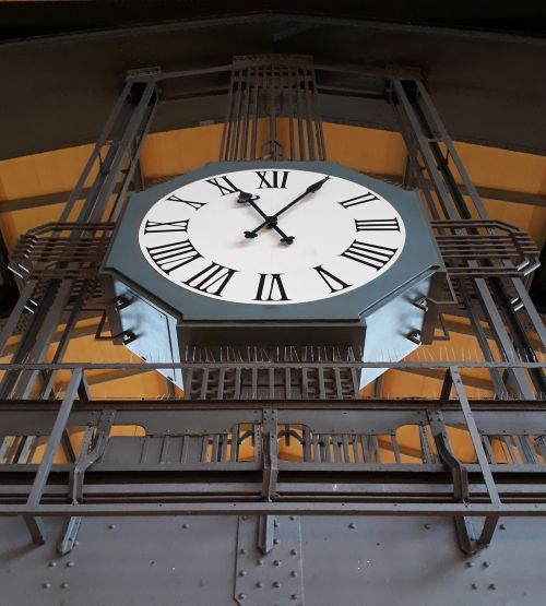 architecture station clock chronometer