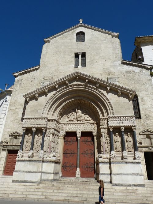 arles cathedral facade