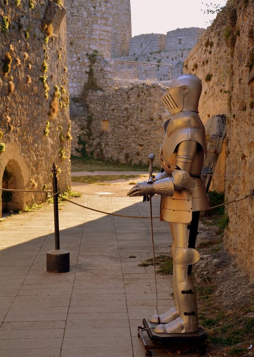 armor  castle  puglia