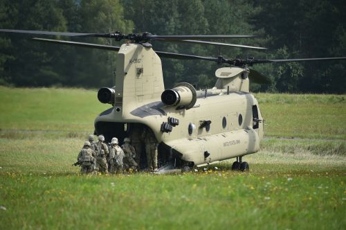 army soldiers helicopter