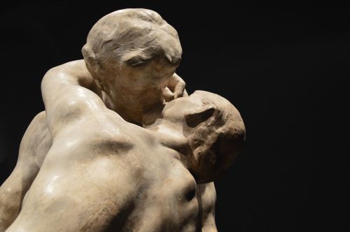 art kiss sculpture