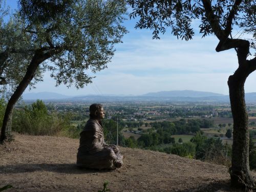 assisi italy statue