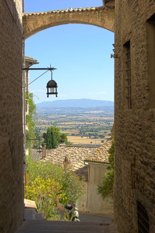assisi italy street