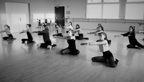 association dancers arabesque