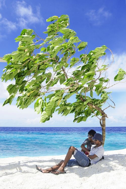 atoll beach couple