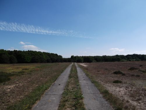 away feldeweg blue sky