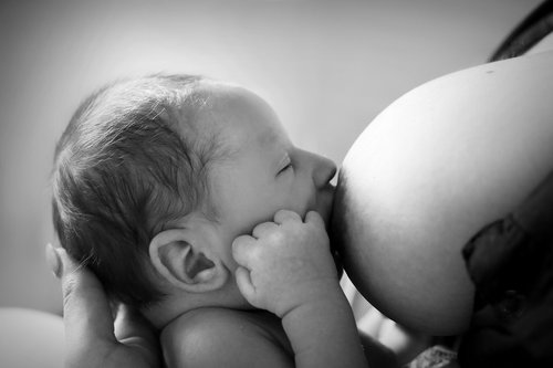 baby  newborn  breastfeeding