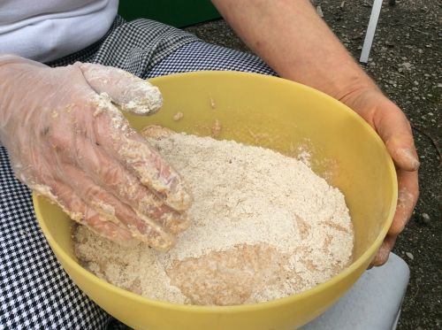 bake dough knead