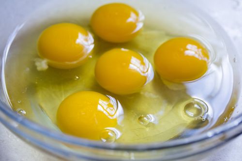 baking eggs raw eggs