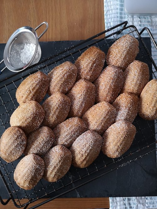 baking  madelines  cakes