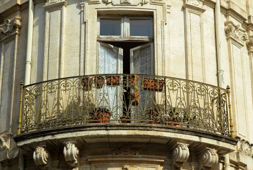balcony railing facade