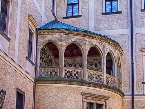 balcony  stone  arches