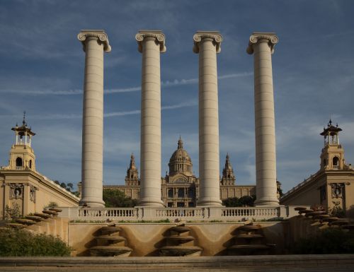 barcelona columnar fountain